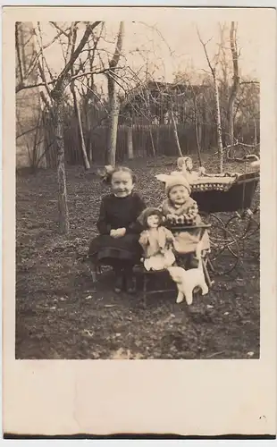 (F3109) Orig. Foto Kinder mit Puppenwagen im Garten, vor 1945