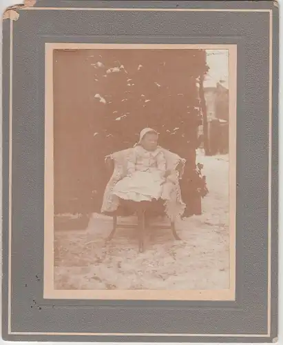 (F30906) Orig. Foto Kleinkind auf Stuhl im Freien, Tarthun April 1910, 13x16cm