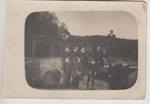 (F30905) Orig. Foto Jungs, junge Männer an einer kleinen Brücke 1910/20er