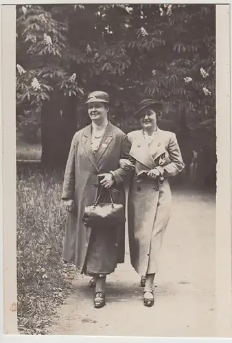 (F30903) Orig. Foto Damen spazieren in einem Park 1910/20er, Postkartengröße