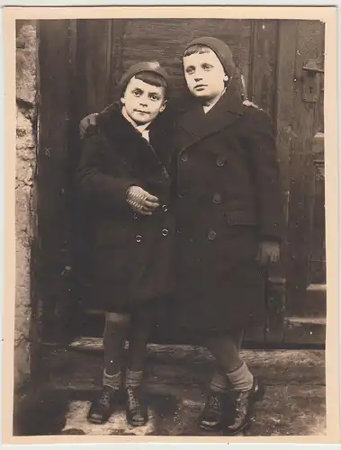(F30898) Orig. Foto Kinder, Jungs vor einem Haustor 1910er