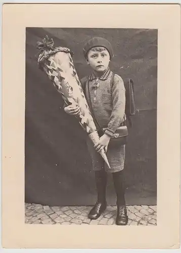 (F30897) Orig. Foto Junge m. Schulranzen, Brottasche u. Zuckertüte 1910er