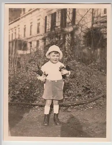 (F30895) Orig. Foto Kleinkind mit Spielzeughäschen im Freien um 1912