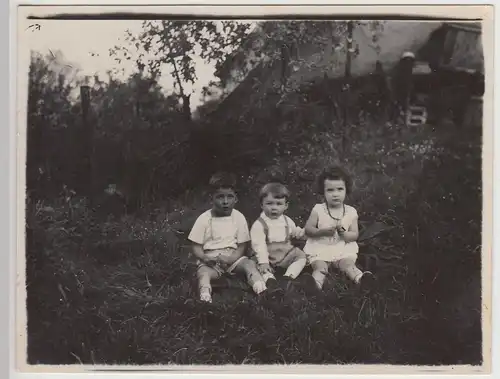 (F30893) Orig. Foto Kinder sitzen am Hang vor Bauernhaus 1910er