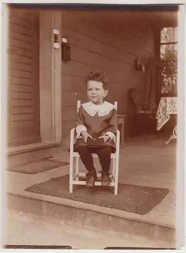 (F30889) Orig. Foto Kind sitzt a. Stuhl a. Terrasse, Wernigerode Mai 1912