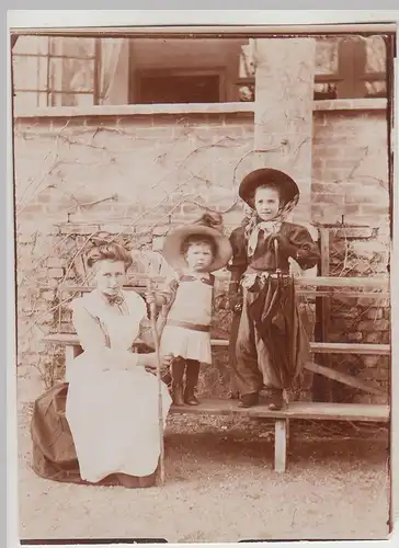 (F30885) Orig. Foto Frau mit Kindern auf Holztreppe, Tarthun April 1911