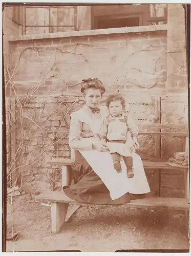 (F30884) Orig. Foto Frau mit Kleinkind auf Holztreppe, Tarthun April 1911