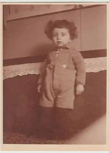 (F30883) Orig. Foto Kleinkind Manfred (1,5 Jahre) auf Sofa, Januar 1911
