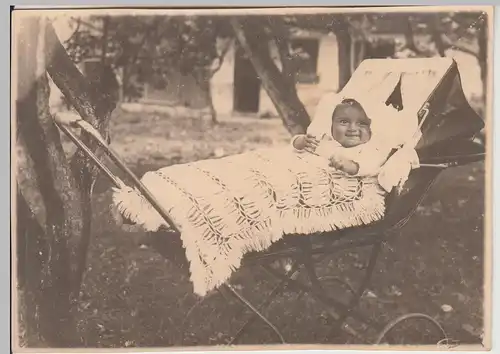 (F30881) Orig. Foto Kleinkind im Kinderwagen, Juni 1911