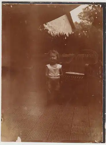 (F30880) Orig. Foto Kleinkind auf dem Balkon, Mai 1910