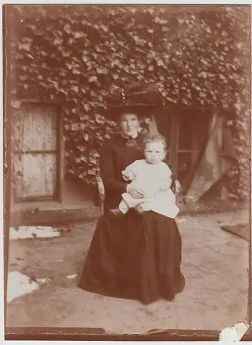 (F30879) Orig. Foto Frau mit Kleinkind am Haus, Tarthun 1910