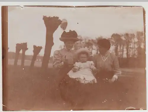 (F30878) Orig. Foto Frauen u. Kind a.d. Weg v. Tarthun n. Unseburg, Frühj. 1910