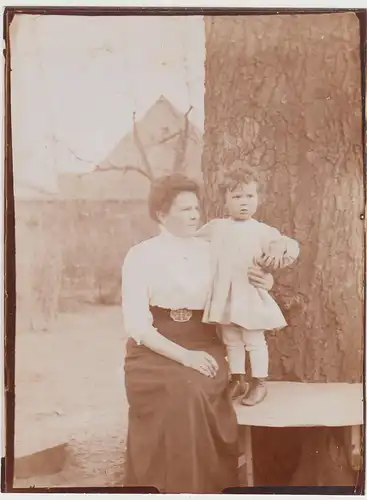 (F30877) Orig. Foto Frau mit Kleinkind am Baum, Tarthun April 1910