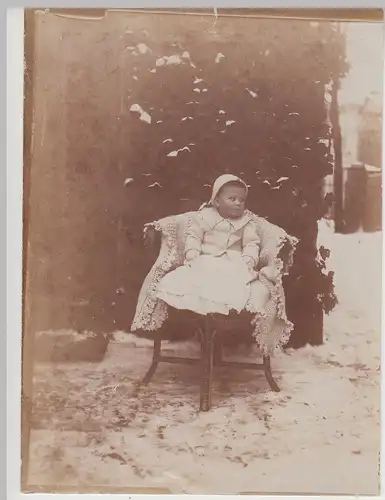 (F30874) Orig. Foto Kleinkind auf Stuhl im Freien, Tarthun April 1910