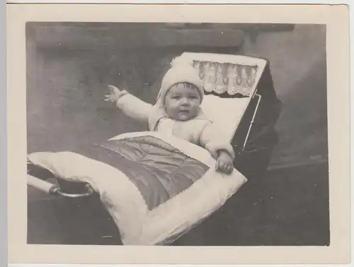 (F30873) Orig. Foto Kleinkind im Kinderwagen, Potsdam Januar 1910
