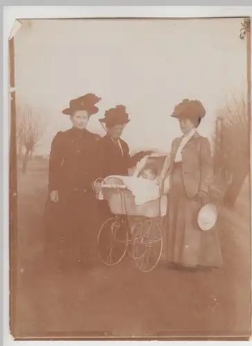 (F30872) Orig. Foto Frauen mit Kinderwagen im Freien 1909