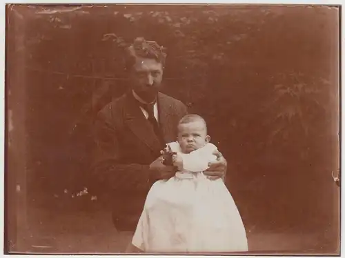 (F30871) Orig. Foto Mann mit Kleinkind im Freien, Juni 1909