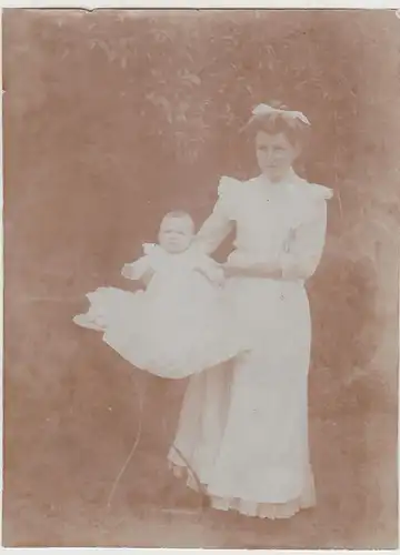 (F30868) Orig. Foto Baby m. Frau Luise Dossmann im Freien, Potsdam Juni 1909