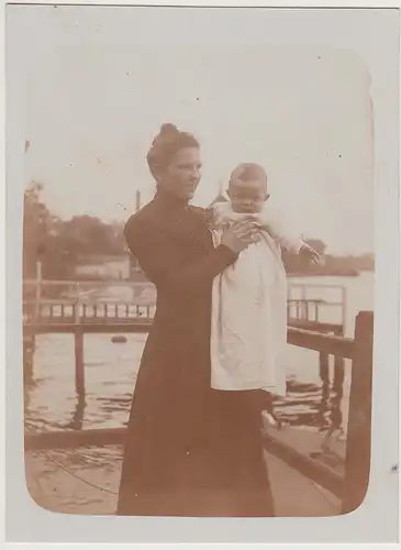 (F30867) Orig. Foto Frau mit Baby auf dem Arm, Juni 1909