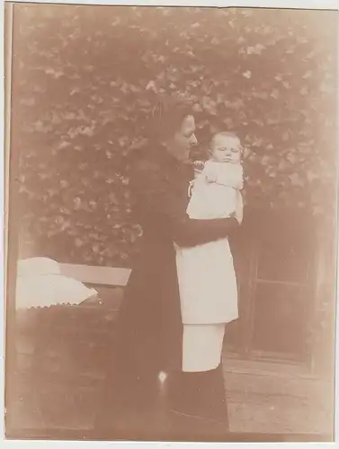 (F30866) Orig. Foto Frau mit Baby auf dem Arm, Juni 1909