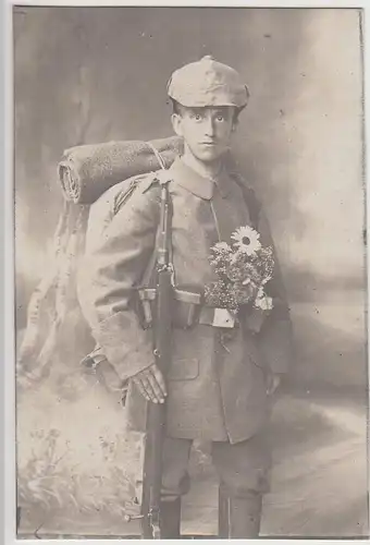 (F30860) Orig. Foto Soldat 1.WK Kabinettfoto mit Blumen 1914-18