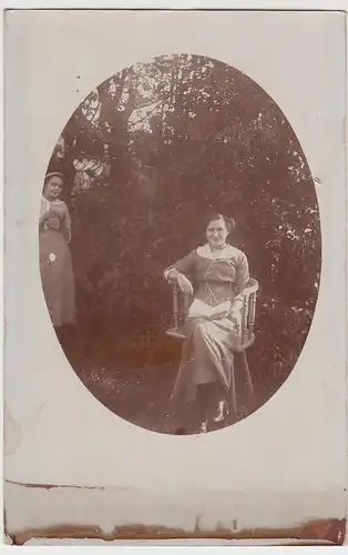 (F3086) Orig. Foto junge Frau auf Stuhl im Garten, Uhlstädt 1914