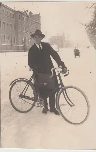 (F30858) Orig. Foto Mann mit Fahrrad im Winter 1920er