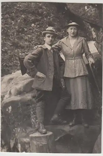 (F30853) Orig. Foto Mann und Frau, Wandern am Felsen 1920er