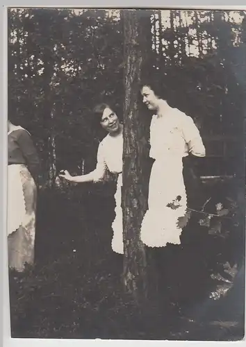 (F30852) Orig. Foto Frauen an einem Baum im Wald 1920er