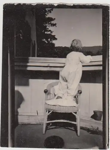 (F30848) Orig. Foto Kleinkind auf Stuhl schaut über Balkonbrüstung 1927/28