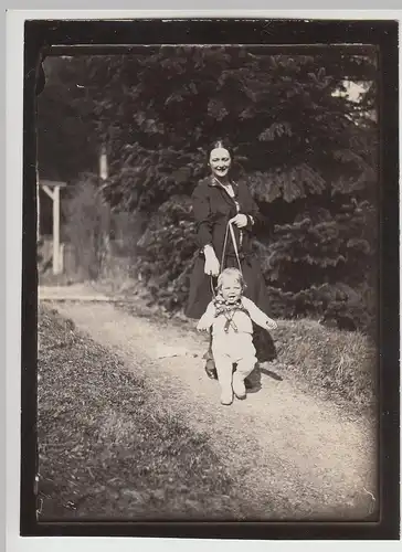 (F30846) Orig. Foto Frau mit Kind im Laufgestell 1927/28