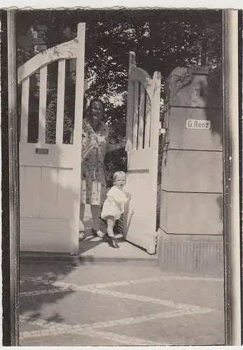 (F30845) Orig. Foto Frau und Kleinkind am Hauseingang G. Renz 1927/28