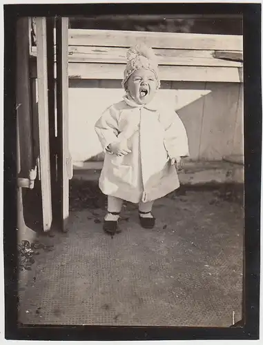 (F30841) Orig. Foto Kleinkind mit Bommelmütze auf dem Balkon 1927/28