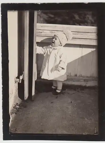 (F30840) Orig. Foto Kleinkind mit Bommelmütze auf dem Balkon 1927/28