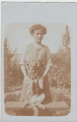 (F3084) Orig. Foto junge Frau mit Hund, 1920er
