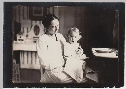 (F30838) Orig. Foto Frau mit Kleinkind am Esstisch 1927