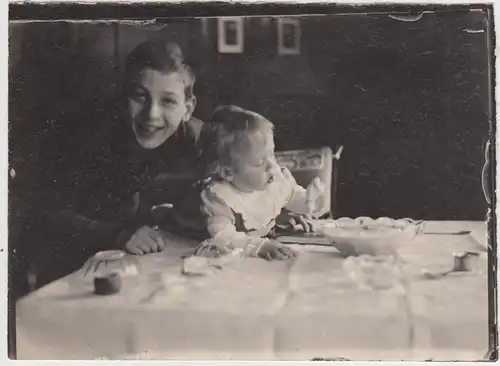(F30837) Orig. Foto Junge mit Kleinkind am Tisch 1927