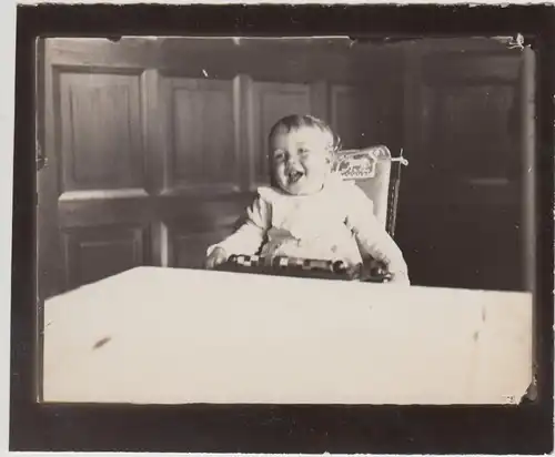 (F30836) Orig. Foto Kleinkind im Stuhl am Tisch 1927