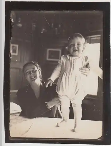 (F30832) Orig. Foto Frau mit Kleinkind auf dem Tisch 1927