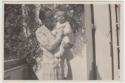 (F30826) Orig. Foto Frau mit Kleinkind auf dem Balkon 1927