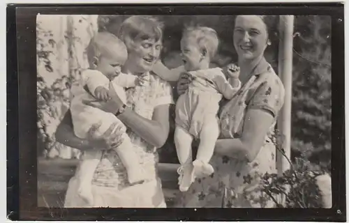 (F30825) Orig. Foto Frauen mit Kleinkinder auf dem Arm 1927
