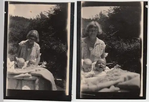 (F30824) 2x Orig. Foto Frau mit Kleinkinder im Freien, auf dem Tisch 1927