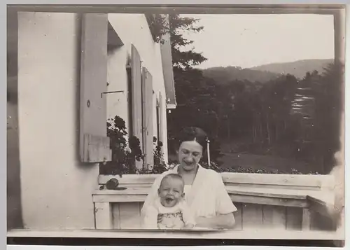 (F30823) Orig. Foto Frau mit Kleinkind auf dem Balkon 1927