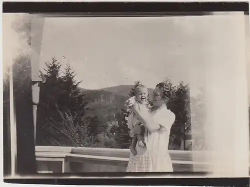 (F30821) Orig. Foto Frau mit Kleinkind auf dem Balkon 1927