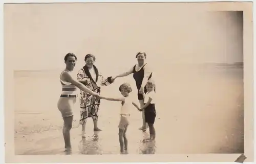 (F30810) Orig. Foto Travemünde, Personen im seichten Wasser am Strand 1931