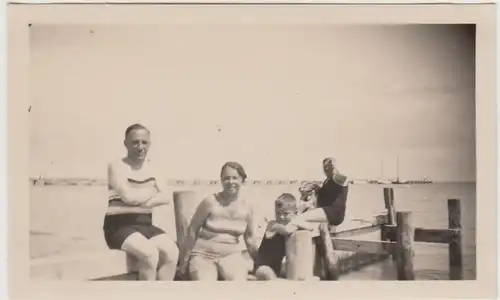 (F30808) Orig. Foto Travemünde, Personen am Strand, Wellenbrecher 1931