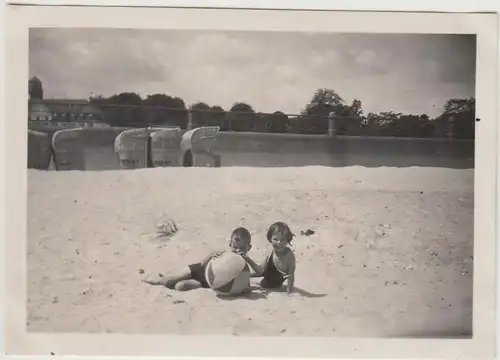 (F30807) Orig. Foto Travemünde, Kinder mit Ball am Strand 1931