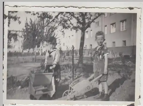 (F30805) Orig. Foto Magdeburg, Kinder spielen vor Wohnhaus in Cracau 1931