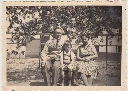 (F30802) Orig. Foto Familie unter dem Kirchbaum 1931, Magdeburg