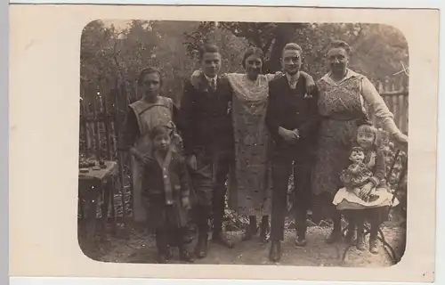 (F3080) Orig. Foto Frauen m. Kinder im Garten (Mutter, Oma) vor 1945